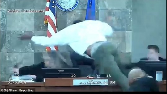 SHBA/ E pazakontë, krimineli sulmon gjyqtaren në mes të seancës, e rreh brutalisht (VIDEO)