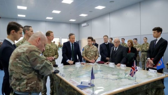 Cameron viziton trupat britanikë të NATO-s në Kosovë: Jemi krenarë që po ndihmojmë një vend të pavarur dhe sovran