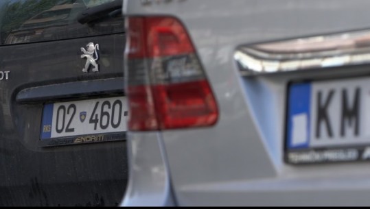 Qeveria e Kosovës e heq regjimin e letrës ngjitëse për automjetet me targa serbe