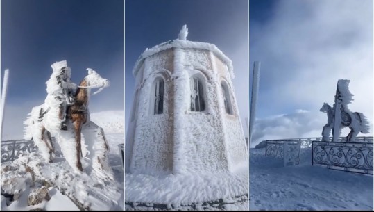 Në majën e malit të Tomorit, dimri ‘skalit’ skulpturën e Abaz Aliut