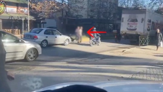 VIDEO/ Kalimi i parregullt në rrugë, policia nis gjobat ndaj këmbësorëve