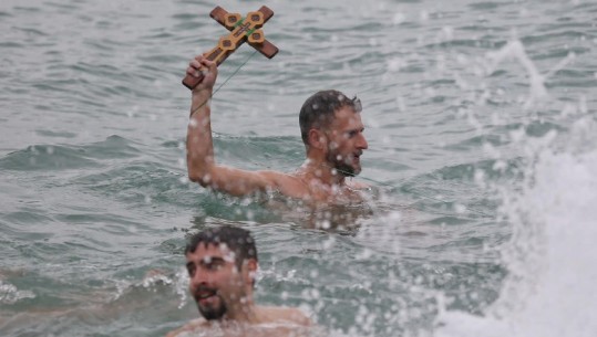 FOTOLAJM/ Durrësi kremton Ditën e Ujit të Bekuar