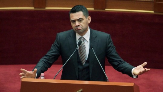 Sot 6 muaj ‘arrati’ edhe nga salla e Kuvendit, Arben Ahmetaj humb mandatin 
