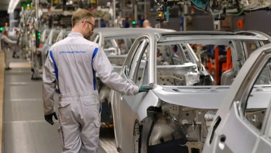 Industria e automjeteve në Gjermani në situatë të vështirë, paralajmërohen largime në masë nga puna