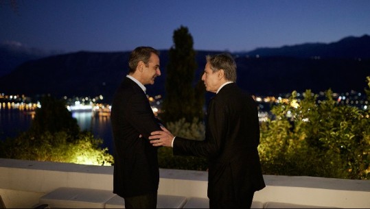 Blinken takohet me Mitsotakis, kryeministri grek e qeras me raki dhe i dhuron çorape