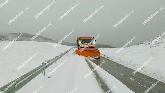 Dëbora përfshin Maliqin, autoritetet thirrje shoferëve të përdorin goma dimërore në rrugën lidhëse Lozhan-Moglicë