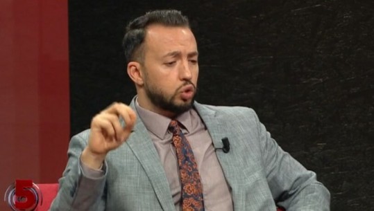 Berisha në arrest shtëpie mban fjalime nga dritarja, gazetari Hitaj: I shijon ky lloj martirizmi