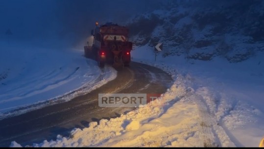 Reshje të dendura bore dhe erë në Korçë e Kukës, fshatrat malorë në izolim, qindra familje pa drita