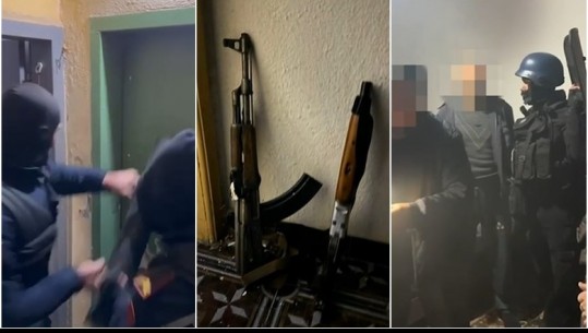 Qëlloi me armë nga ballkoni banesës, video e arrestimit të 83-vjeçarit në Shkodër! FNSH hap derën me forcë