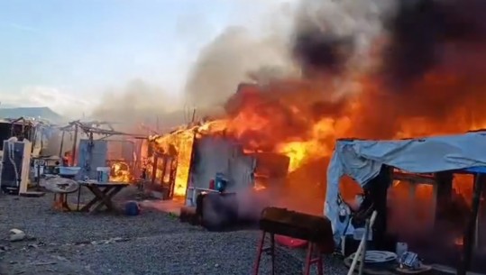 VIDEO/ Përfshihen nga flakët barakat e komunitetit rom në Shkodër, s’ka të lënduar