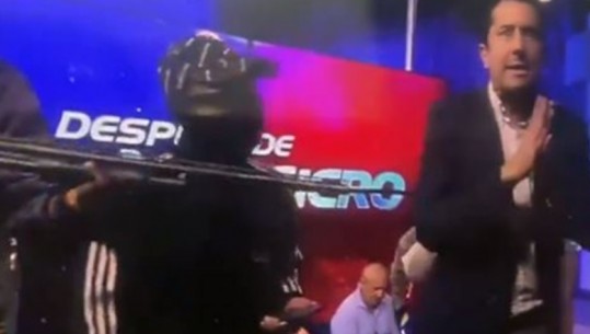 VIDEO/ Ekuador, të armatosur mësyjnë studion televizive gjatë transmetimit live, marrin peng panelistët e stafin