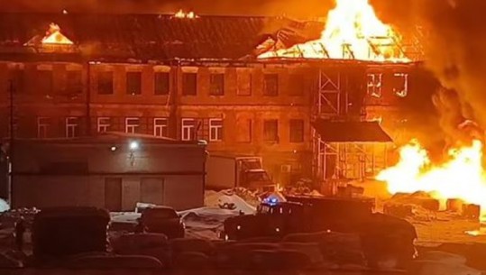 VIDEO/ Shkrumbohet fabrika e armaturës pranë Moskës, 100 zjarrfikës 'në luftë' me flakët