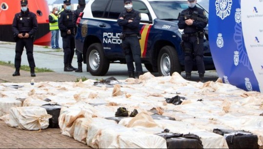 SPANJË/ Tentuan të arratiseshin me 300 kg kokainë, por u përplasën me makinat e policisë! Arrestohen 2 shqiptarë dhe 3 britanikë 