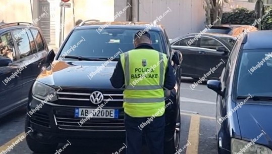 VIDEOLAJM/ Beqaj në SPAK, polici e gjobit sërish për parkim të gabuar! Shikoni momentin