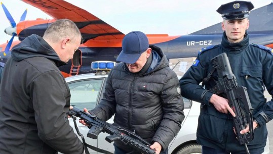 Të gjitha patrullat policore në Kosovë do të pajisen me armë të gjata, thotë ministri i Brendshëm, Sveçla 