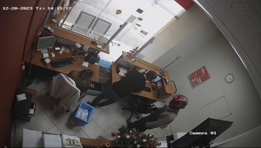 Greqi, arrestohen 2 shqiptarët që grabitën zyrën postare! Momenti kur njëri prej tyre hyn brenda me pistoletë dhe kërcënon punonjësit