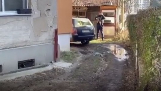 Automjeti me targa serbe përplas policin kosovar dhe makinën e patrullës, shoferi arratiset me vrap nga vendngjarja