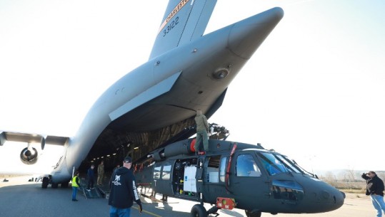 Mbërritja e 2 helikopterëve ‘Black Hawk’ në Shqipëri, Peleshi: Mbrojtja dhe siguria e vendit, prioriteti ynë absolut
