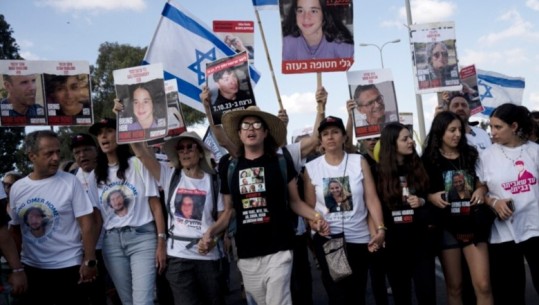 Familjarët e pengjeve protestë para shtëpisë së Netanyahut: Ne ju kemi lutur për 105 ditë dhe tani ju kërkojmë të ndaloni ekzekutimet e tyre