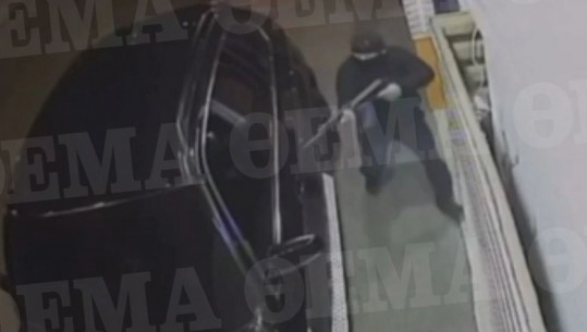 VIDEO/ Momenti kur ekzekutohet mafiozi grek, breshëri plumbash zbrazen drejt makinës së tij, atentatori i hap dhe derën e makinës