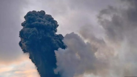 VIDEO/ Vullkani Marapi shpërthen sërish, një muaj pas ngjarjes ku humbën jetën mbi 20 alpinistë
