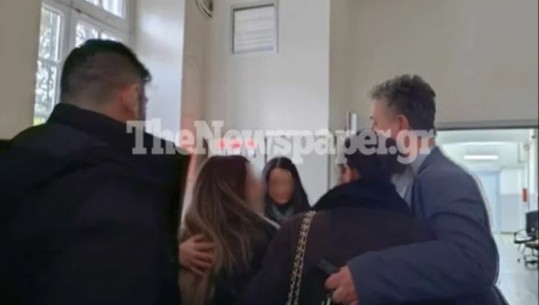 Greqi/ U la në arrest shtëpie për vrasjen e kunatit, vajzat e shqiptarit shpërthejnë në lot sapo gjykata shpall vendimin