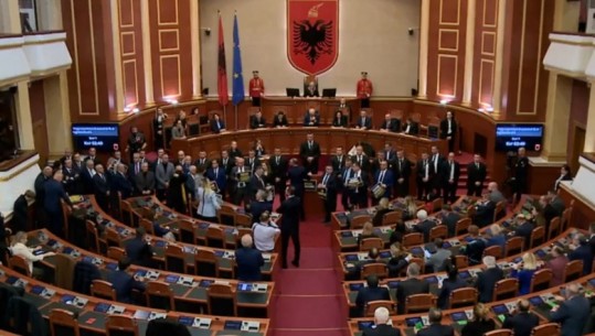 Nis me himnin kombëtar sesioni i ri parlamentar në Kuvend, deputetët e Rithemelimit vijojnë skenarin e vjetër, bllokojnë foltoren