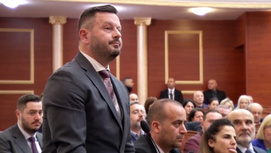 Zëvendëson Ahmetajn, Plarent Ndreca betohet si deputet i Kuvendit mes kaosit 