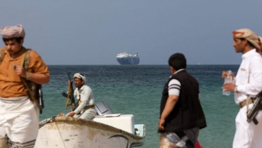 Rebelët Houthi sulmojnë me raketa anijen greke në Detin e Kuq! 2 të vdekur