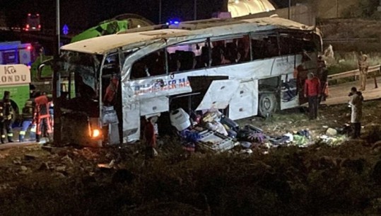 VIDEO+FOTO/ Aksident tragjik në Turqi! Autobusi del nga rruga dhe përmbyset, 9 të vdekur dhe 30 të plagosur