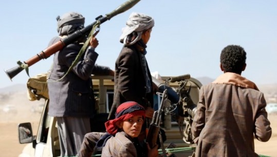 Sulmet në Detin e Kuq, SHBA pritet të njoftojë rikthimin e grupit Houthi në listën e organizatave terroriste
