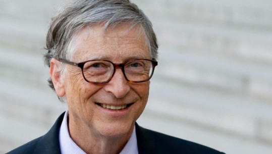 VIDEO/ Bill Gates zbulon se për çfarë teorie konspirative e ndalojnë njerëzit në rrugë