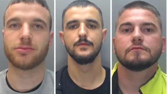 Po ndërtonin ‘shtëpinë e barit’, arrestohen 3 shqiptarët në Britani, u kapën të fshehur në papafingo (EMRAT)
