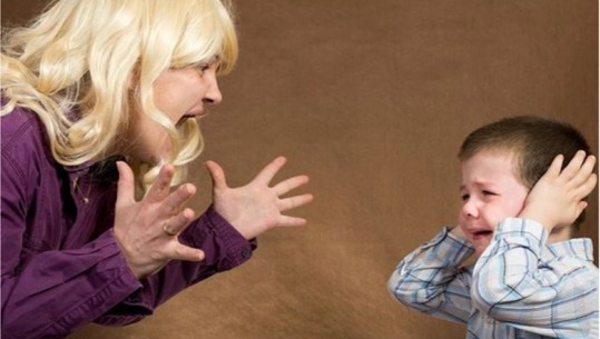 Të bërtiturat dhe toni agresiv ndaj fëmijëve mund të jenë po aq të dëmshme sa abuzimi fizik apo seksual