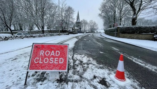Moti i keq 'mbërthen' Britaninë, mbyllen disa rrugë dhe shkolla