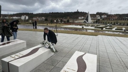 Avokati i politikanit serb Sanduloviç homazhe në varrezat e familjes Jashari në Prekaz! Lë dhe një letër: Miliona shpresa e ëndrra fillojnë me ‘më fal'