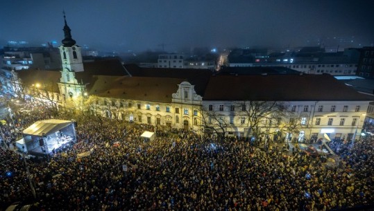 VIDEO/ 'Mos e prekni demokracinë tonë', mijëra njerëz protestojnë në Sllovaki kundër reformës së kodit penal