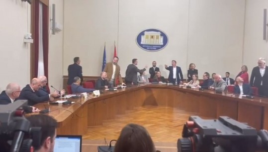 VIDEO/ Vokshi, Noka përplasen me Gjiknurin në komision! Deputetja s'ia lëshon karrigen! Socialistët në këmbë