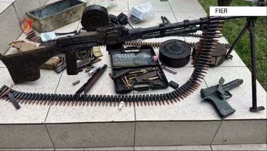 U arrestua gjatë natës pasi iu gjetën 2 pistoleta, policia zbulon arsenal armësh në banesën e 30 vjeçarit në Fier: Mitraloz dhe granata dore