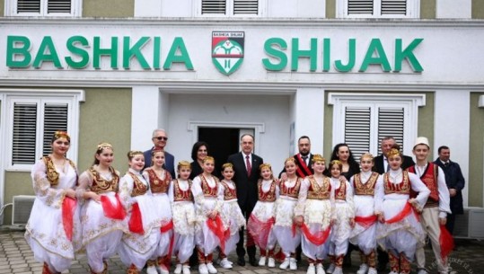 Begaj në Shijak: Arsimi profesional, mundësi për të ndërtuar të ardhmen në Shqipëri! Dhuron libra për bibliotekat e tre shkollave