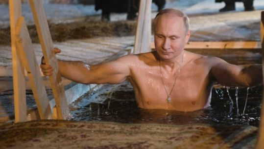 VIDEO/ Në temperaturat -14 gradë, Putin zhytet në ujin e akullt për të nderuar Epifaninë
