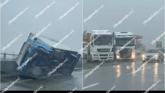 VIDEO/Stuhi të forta ere, rrëzohet kamioni në urën e Milotit! Krijohet trafik