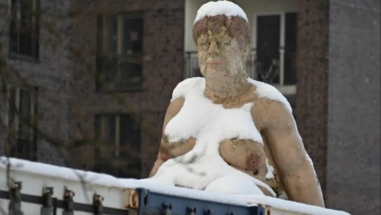 Skulptura e Angela Merkel e ‘zhveshur’ në dëborë shkakton debat të fortë në Gjermani