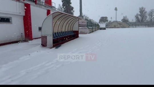 Shtyhen dy ndeshje nga moti i keq, s'ka futboll në Korçë dhe Krujë! Stadiumi i Skënderbeut i mbushur me dëborë (VIDEO)