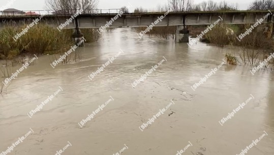 Reshjet e dendura të shiut, lumi Ishëm del nga shtrati në fshatin Murqinë të Krujës 