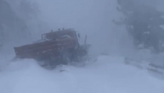 VIDEOLAJM/ Fushë-Arrëzi në gjendje të jashtëzakonshme, shoferët të bllokuar brenda makinave në mes të borës