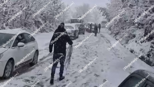 VIDEOLAJM/ Dhjetëra makina të bllokuara prej disa orësh në aksin Skuraj-Burrel, reshjet e dëborës vazhdojnë me intensitet të lartë