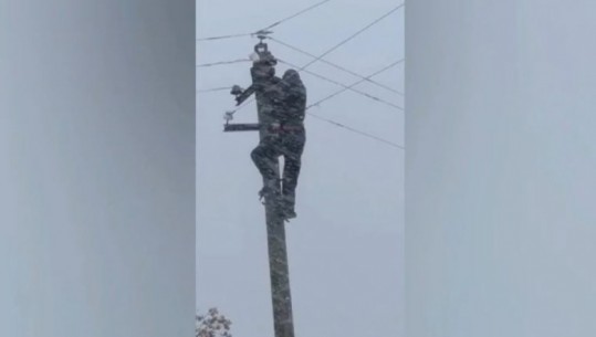 VIDEOLAJM/ ‘Deda’ i Mirditës, elektriçisti riparon linjën elektrike në kushte ekstreme të motit