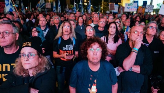 Rriten indinjata dhe ndasitë politike në Izrael, mes thirrjeve për lirimin e pengjeve