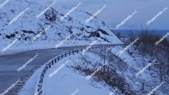 Reshje e borës në Korçë, rrugët të kalueshme me zinxhirë e goma dimërore! 1700 familje pa energji elektrike